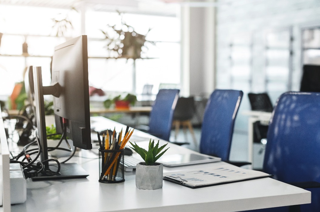 Innenraum eines gemütlichen, leeren, modernen Coworking-Büros