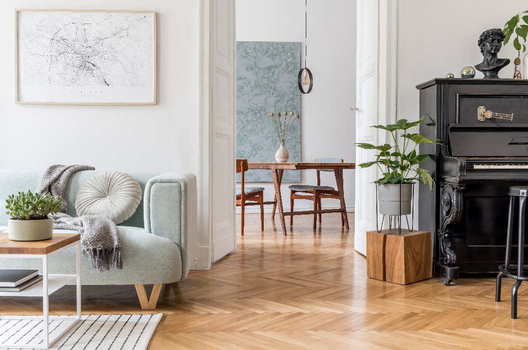 Stilvolles skandinavisches Wohnzimmer mit Design Mint Sofa, Möbeln
