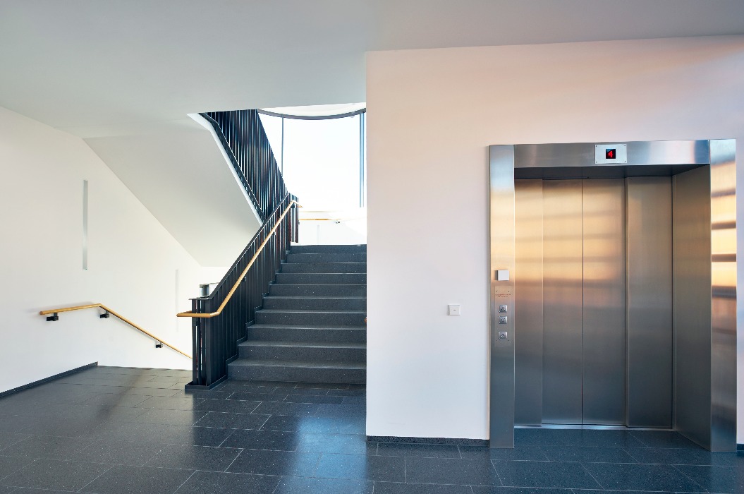 Treppenhaus modern Gebäude Fenster Aufzug